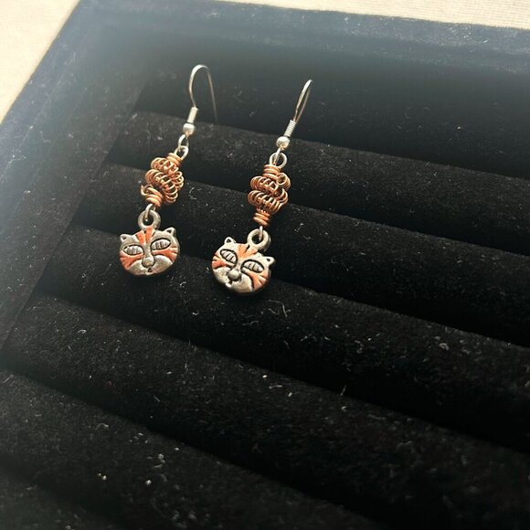 Vintage Cat Dangle Earrings – Silver & Copper Charm Design - Picture 4 of 5